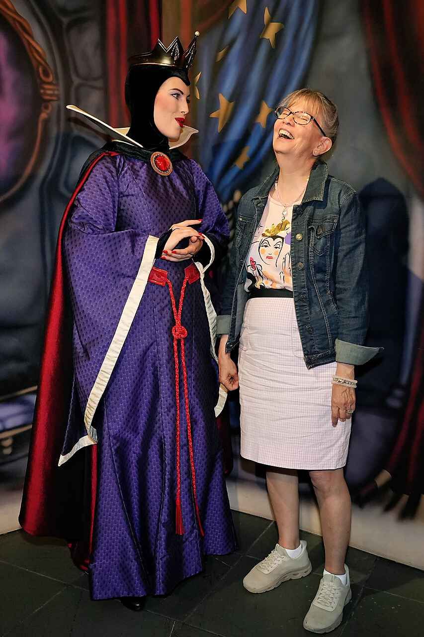 Vanessas mom laughing while talking with the Evil Queen