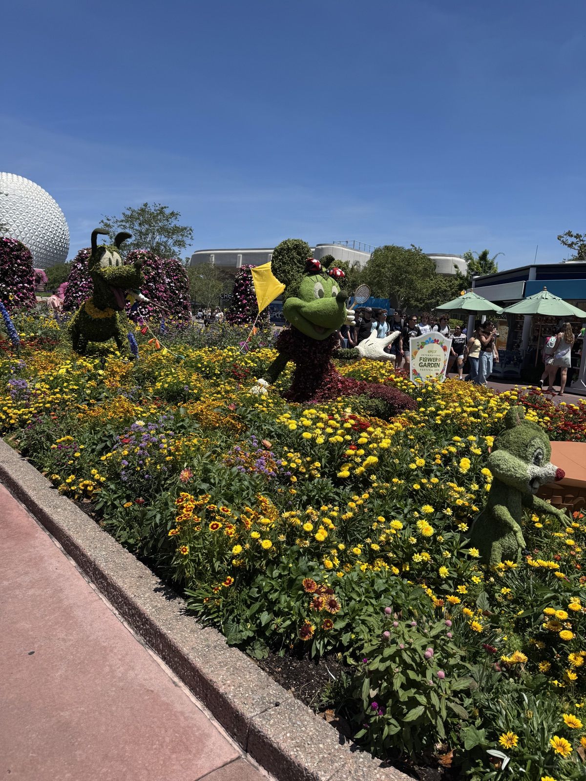 Minnie and Pluto topiary at Epcot